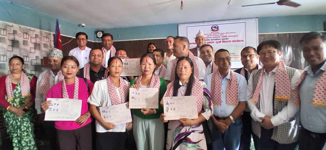 झापाको बुद्दशान्तीमा ५ परिवारले पाए जग्गाधनी पुर्जा 